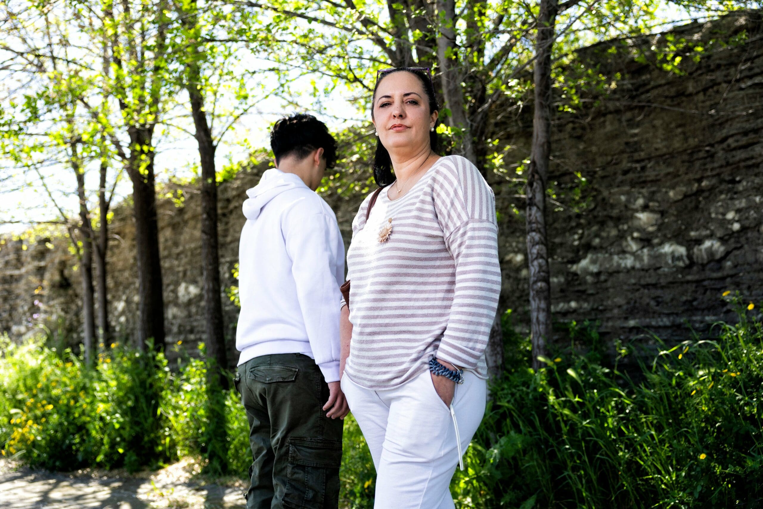 Lidia Fernández, madre de un menor (al fondo) al que un empleado de Worldcoin ha estafado 731 euros, en San Fernando de Henares.